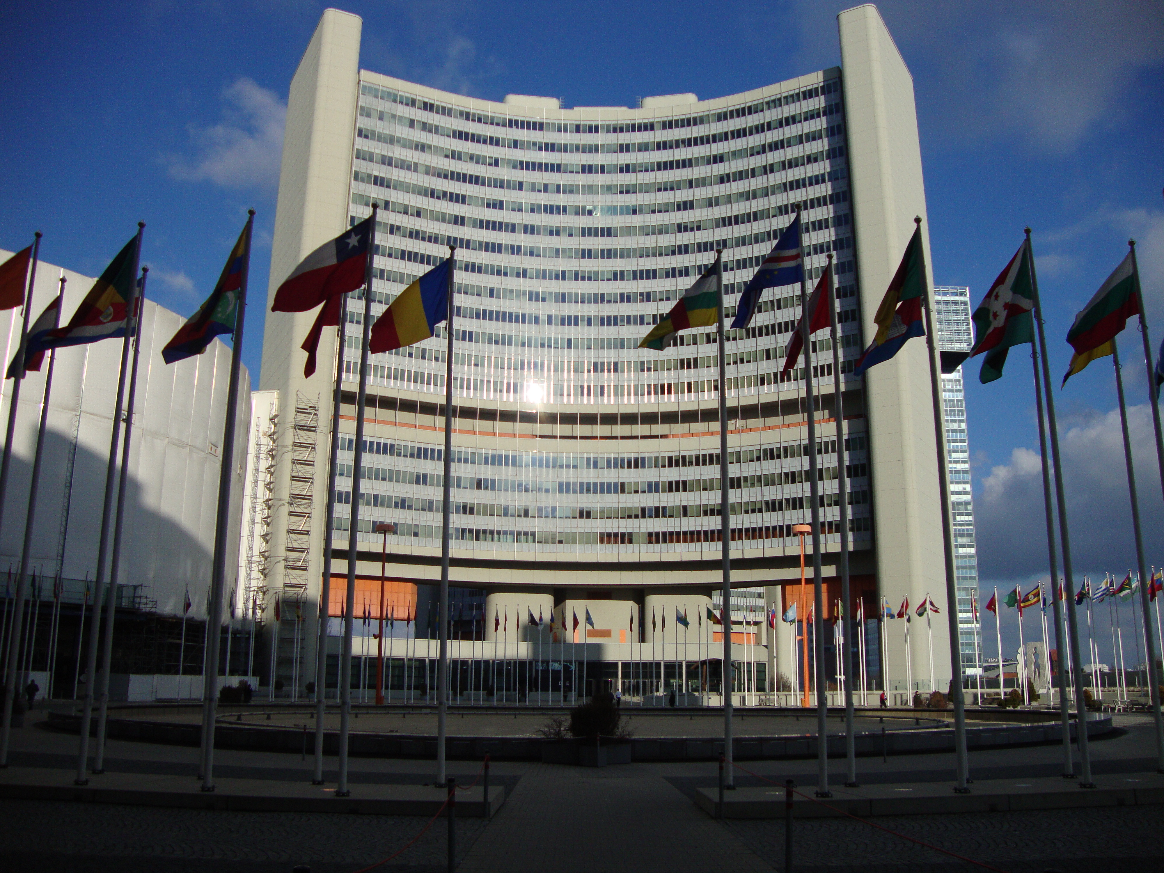 Город штаб квартиры оон. Штаб-квартира ООН В Нью-Йорке. Центральные учреждения ООН В Нью-Йорке. Здание ООН В Нью-Йорке. Здание штаб-квартиры ООН В Нью-Йорке.